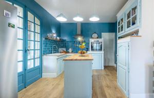 Maisons de vacances 5 Bedroom Cozy Home In Laurens : photos des chambres