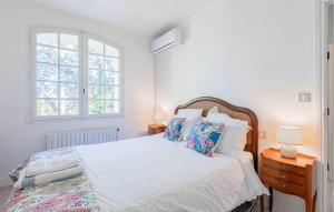 Maisons de vacances 5 Bedroom Cozy Home In Laurens : photos des chambres