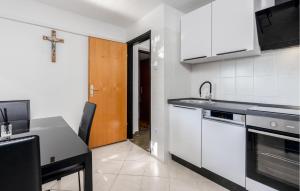 Cozy Apartment In Dramalj With Kitchen 