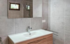 Maisons de vacances Lovely Home In Roquebrun With Kitchen : photos des chambres
