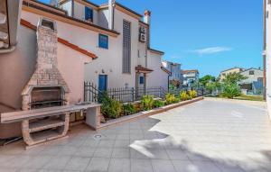 2 Bedroom Cozy Apartment In Medulin