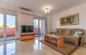 2 Bedroom Cozy Apartment In Medulin 