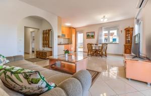 2 Bedroom Cozy Apartment In Medulin 