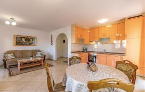2 Bedroom Cozy Apartment In Medulin 