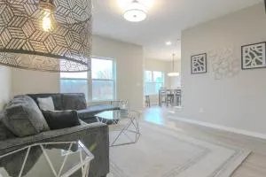 Cedar Falls Townhome - New Construction - 3 KINGS! - 锡达拉皮兹