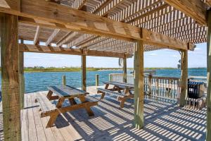 Upscale Waterfront- Private Patio Fish Pier