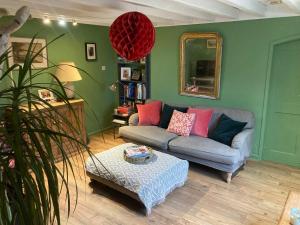 House Child Okeford Sleeps 12 adults and 3-4 children
