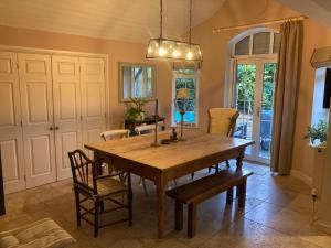 House Child Okeford Sleeps 12 adults and 3-4 children