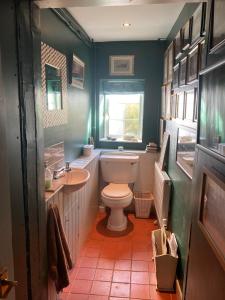 House Child Okeford Sleeps 12 adults and 3-4 children