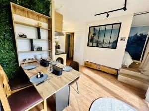 Appartements Les 3 Vallees, Appartement Montagnard avec Spa et Piscine : photos des chambres