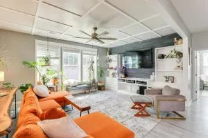 Media Room and Yard Modern Moncks Corner Home - 蒙克斯科纳