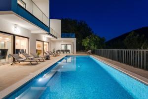 New!Villa Giro