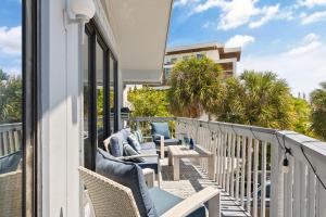 Beach Rd, 300ft to Beach Access & 500ft to Siesta Key Village, 2bdr