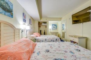 2 Mi to Barefoot Landing Condo with Beach Access!