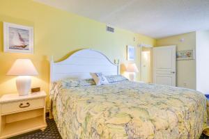 2 Mi to Barefoot Landing Condo with Beach Access!