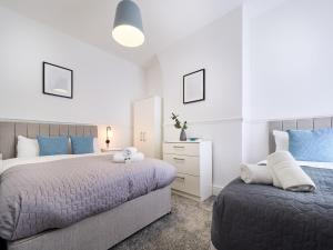 Woodcroft House - Liverpool 4BR Sleeps 8 - Parking