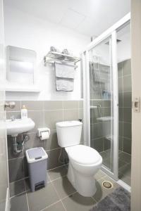 Palawan Cozy 2BR w Washer, Dryer, Gym, Pool for 6