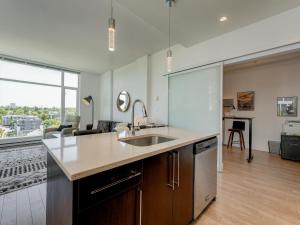 The Bohemian, min 30-Day Stay with Breathtaking Views and Home Office by Victoria Prime!