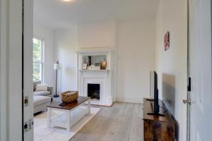 1 Mi to UofL Pet-Friendly Louisville Apartment!