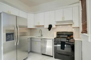 1 Mi to UofL Pet-Friendly Louisville Apartment!