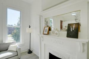 1 Mi to UofL Pet-Friendly Louisville Apartment!