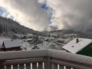 LEclipse -12p, vue lac au pied des pistes et SPA