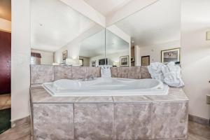 Grande Cache Inn & Suites