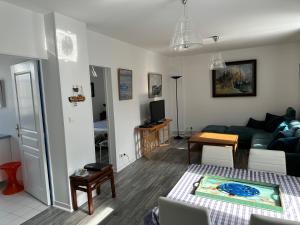 Gîte du Moulin - Appartement plein centre ville - spacieux 2p - 1er etage maison de pécheur à 100m de la plage