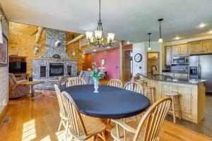 Game Room, Deck and Yard Lake of the Ozarks Retreat - Macks Creek