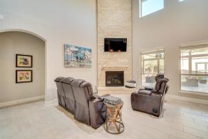 6 Mi to SeaWorld Pet-Friendly Home with Pool Access