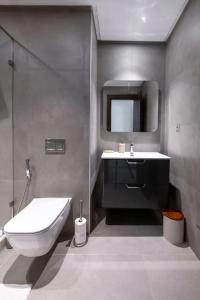 Luxury Eagle Hills Apartment