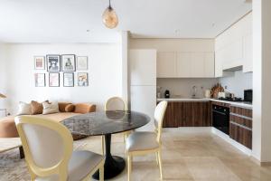 Luxury Eagle Hills Apartment