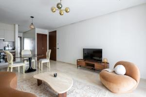 Luxury Eagle Hills Apartment