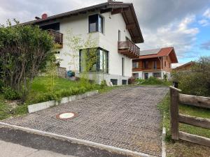 Architect-Apartments 80qm 3 Schlafzimmer, integrierter Küche und Bad, 2min von A8, Garten mit Sitzgruppe, ruhig und modern