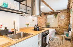 Quiet center studio with private parking