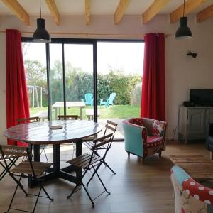 Maisons de vacances Maison a 100 m de la plage, port et commerces a pieds -Les gites de Rhuys : photos des chambres