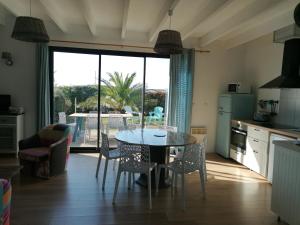 Maisons de vacances Maison a 100 m de la plage, port et commerces a pieds -Les gites de Rhuys : photos des chambres