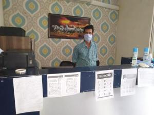 Collection O Comfort Residency Near Medanta Hospital Near Omaxe Celebration Mall