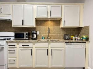 ATL Downtown 2BR King Bed Free Parking and Gym LM208