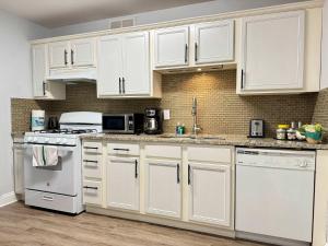 ATL Downtown 2BR King Bed Free Parking and Gym LM208