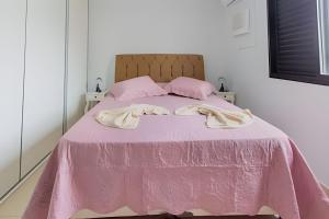 Apt 2 quartos, piscina. garagem, churrasqueira, ar e 2 WC