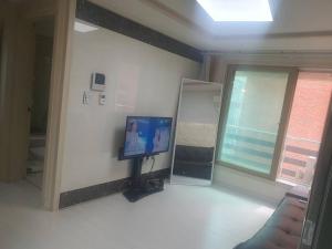 Convenient location 3-person room with living room and 2 bedrooms, 600 meters from Bogukmun Station, 5 stops to SNU Hospital, close to Korea University