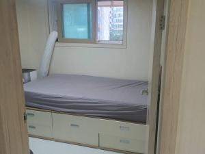 Convenient location 3-person room with living room and 2 bedrooms, 600 meters from Bogukmun Station, 5 stops to SNU Hospital, close to Korea University