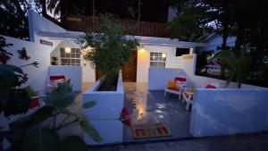 Amandas Place Green Studio - pool and tropical garden