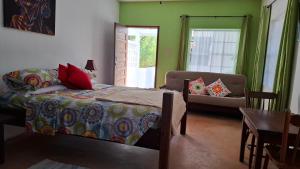 Amandas Place Green Studio - pool and tropical garden