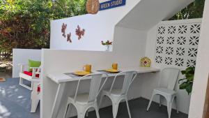 Amandas Place Green Studio - pool and tropical garden