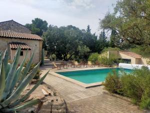 Mas intérieur rénové 4 chambres piscine