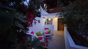 Amandas Place Yellow Studio - Pool and Tropical garden