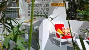 Amanda's Place Yellow Studio - Pool and Tropical garden - Crooked Tree