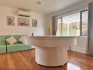 Central Coast Fairyland Getaway- at Central Coast with XXXL hot Jacuzzi - Perpetual above 35C & Fun - Round pool t Single Room lobby